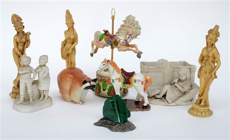 Lotto composto da nove oggetti diversi in ceramica, pietra dura e resina...