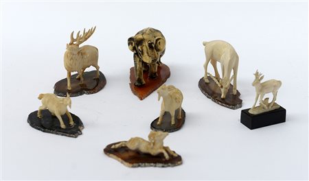 Manifattura inizio secolo XX. Gruppo di sette sculturine in osso e resina...