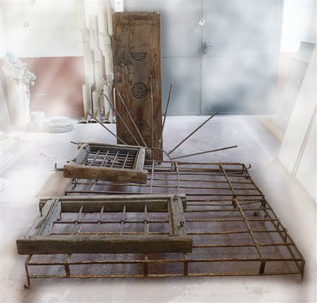 Lotto composto da cinque antiche inferriate, di cui due con telaio in legno,...