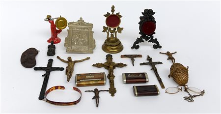 Cartone contenente lorgnettes e crocifissi di diverso materiale ed epoca...