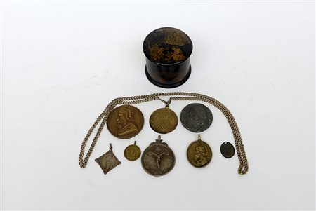 Scatolina laccata contenente sette medaglie commemorative differenti