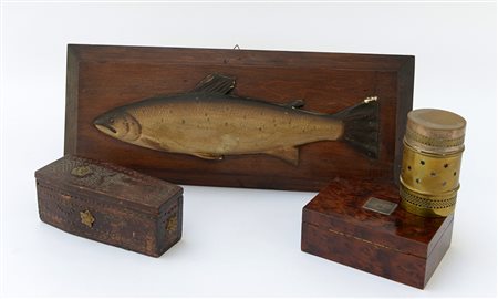 Lotto composto da un pannello decorato con pesce e tre scatole di diversa...