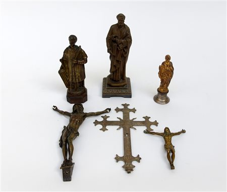 Lotto composto da sei tra crocifissi e sculture a soggetto sacro in bronzo...