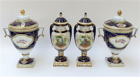 Lotto composto da due coppie di potiches biansate con decori floreali e scene...