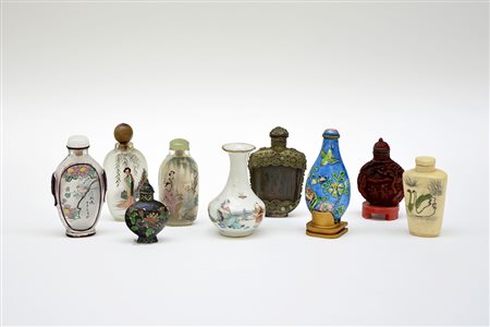 Gruppo di snuff bottles di materiali e misure diverse, con decori vari (lievi...