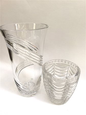 Lotto di due vasi in cristallo molato di diverso decoro (difetti)