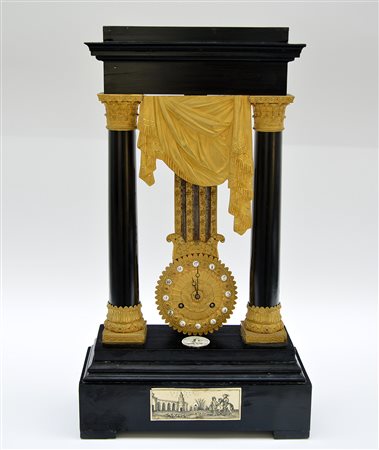 Pendola a due colonne in legno ebanizzato decorata con capitelli e fregi in...