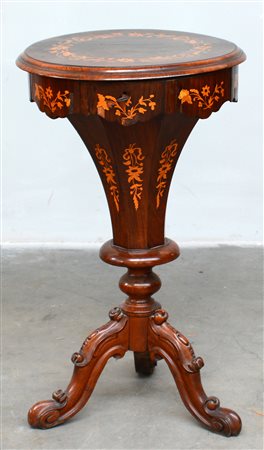 Tavolino da lavoro lastronato e intarsiato in legno chiaro a motivi vegetali...