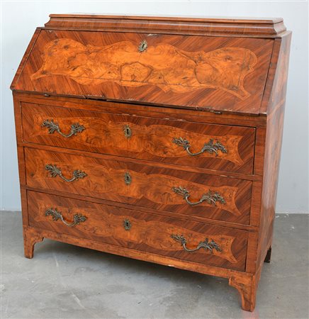 Ribalta a tre cassetti lastronata in palissandro con specchiature in radica...