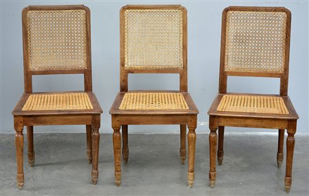 Tre sedie in noce con schienale e seduta incannucciati. Secolo XVIII (difetti)