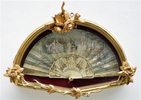 Ventaglio con stecche in avorio intagliato e traforato e pagine in stoffa...