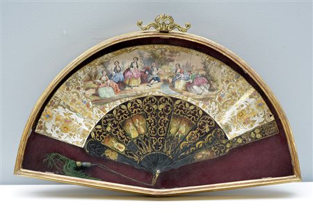 Ventaglio con stecche in lacca dipinta e decorata con doratura a figure....