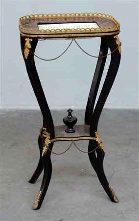 Tavolino lastronato e intarsiato a motivi vegetali, ripiano decorato al...