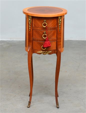 Comodino a cilindro lastronato e filettato, tre cassett e gambe mosse (d cm...