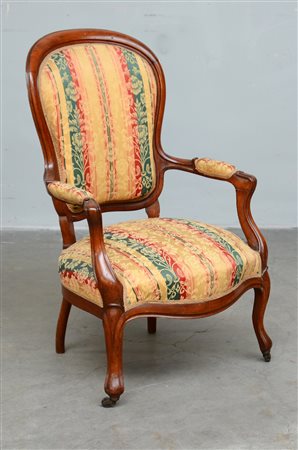 Poltrona in noce con schienale a scudo, montanti e gambe anteriori sagomate...