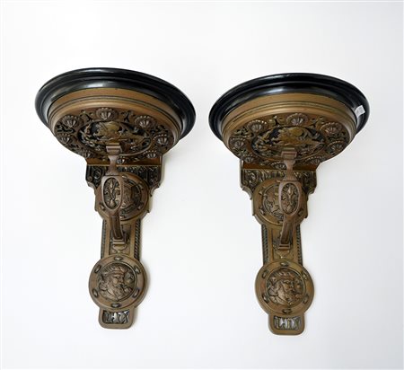 Coppia di mensole di gusto Liberty in bronzo decorato a mascheroni e motivi...