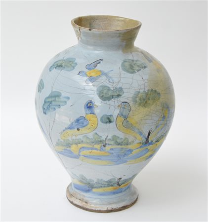 Vaso in terracotta dipinta in policromia a volatili in paesaggio (h. cm 33)...