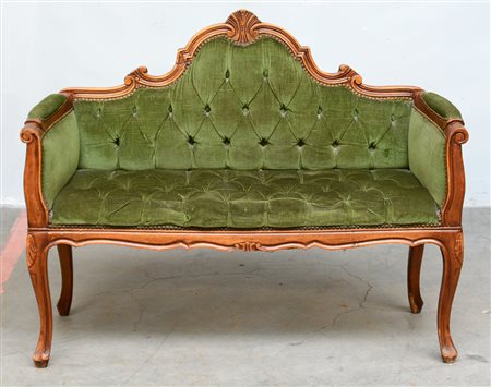 Divanetto a due posti di forma sagomata e legno intagliato, rivestito in...