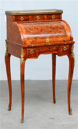 Scrittoietto da centro lastronato e intarsiato a marqueterie, alzata a tre...