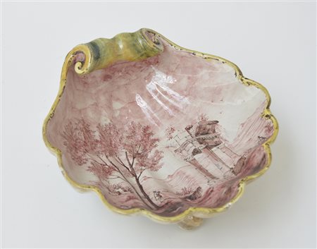 Manifattura di Molaroni Pesaro, secolo XX. Centrotavola in ceramica dipinta a...