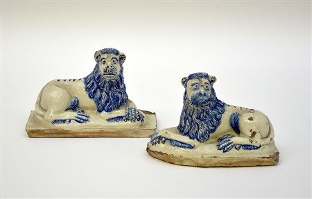 Manifattura del secolo XIX. Coppia di leoni in terracotta invetriata e...