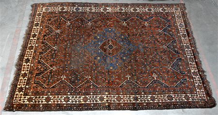 Tappeto Shiraz, Persia inizio sec. XX Disegno a medaglione blu su fondo rosso...