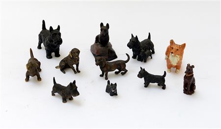 Lotto composto da undici sculturine in materiali diversi raffiguranti cani...