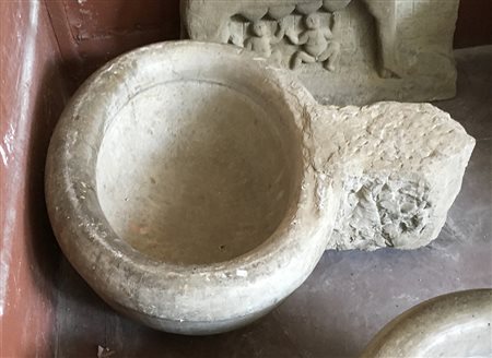 Mangiatoia da muro in marmo con vasca di forma ovale, secolo XIX (cm 74x30x53...