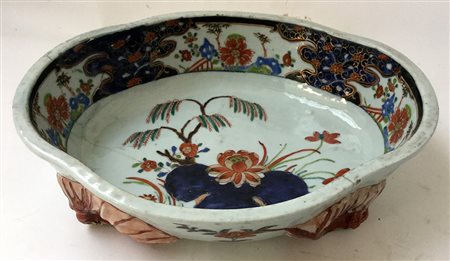 Jardiniere in porcellana Imari decorata con motivi floreali (difetti e...