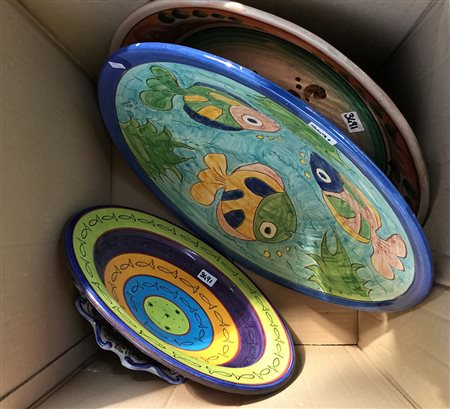 Lotto di sei piatti in terracotta e ceramica decorati in policromia (difetti)