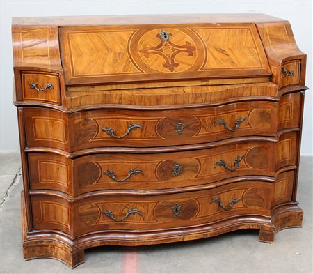 Ribalta lastronata in ulivo e radica di ulivo e filettata in legno chiaro,...