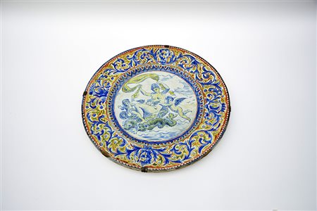 Manifattura secolo XIX. Piatto in terraglia decorato a scena allegorica nel...