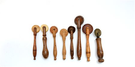 Lotto composto da otto rondelle da pasta in legno -EN Eight mixed pastry...