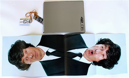 Maurizio Cattelan (Padova 1961) "Comunicazione" 2005 Stampa di sei istantanee...