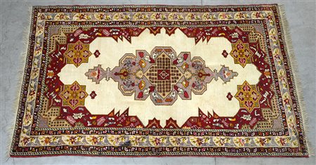 Tappeto Mudjiur, Anatolia inizio sec. XX Disegno a medaglione lanceolato nei...