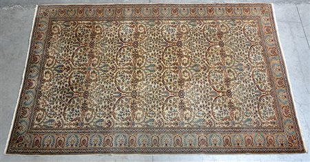 Tappeto Kaisery, Anatolia secolo XX Disegno all over floreale su fondo bianco...