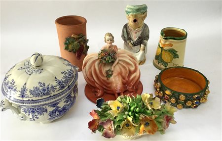 Lotto composto da una scultura raffigurante fanciulla com fiori, due brocche,...