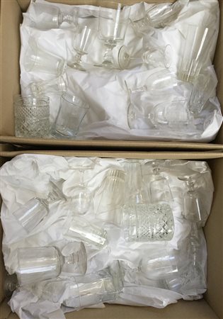 Lotto di due cartoni contenenti numerosi bicchieri e altri contenitori (difetti)