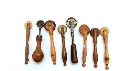 Lotto composto da otto rondelle da pasta in legno -EN Eight mixed pastry...