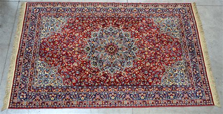 Tappeto meccanico sec. XX Decoro orientale con medaglione su fondo rosso (cm...