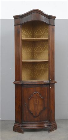 Angoliera a due corpi in noce, fronte convessa, parte inferiore ad uno...