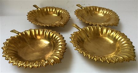 Gruppo di quattro alzatine in ottone a forma di foglia