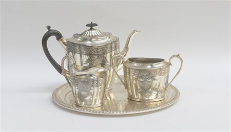 Manifattura inglese, lotto composto da una teiera, una lattiera e una...