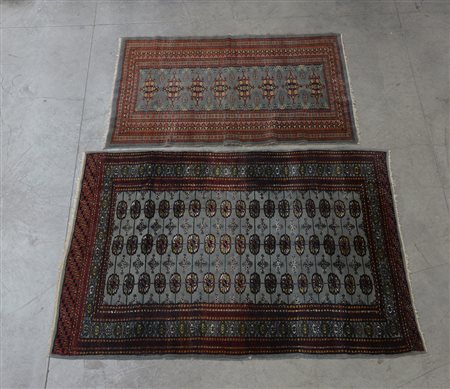 Lotto composto da due tappeti Pakistan, sec. XX Disegno geometrico su fondo...