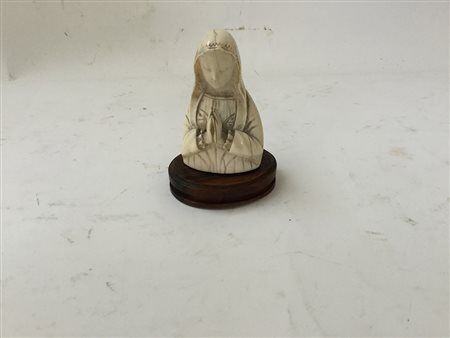 Arte dell'inizio del secolo XX "Madonna in preghiera" scultura in avorio (h....
