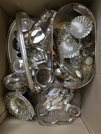 Cartone contenente numerosi oggetti in metallo argentato principalmente per...