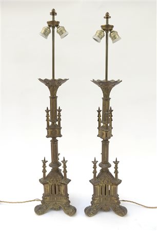 Coppia di lampade da tavolo in stile neogotico in metallo dorato e cesellato...