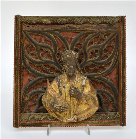 Antica formella in legno intagliato e traforato centrata da un busto di...