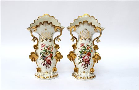 Manifattura francese del secolo XIX, coppia di vasetti portafiori in...