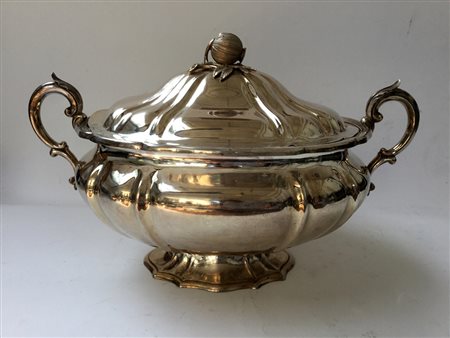 Zuppiera biansata in metallo argentato e decorato con lo stemma della...